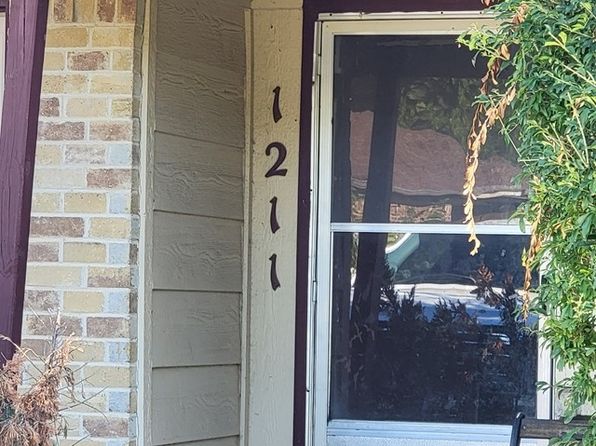 photo of 1211 Cedar Hill Ln, Arlington, TX 76014